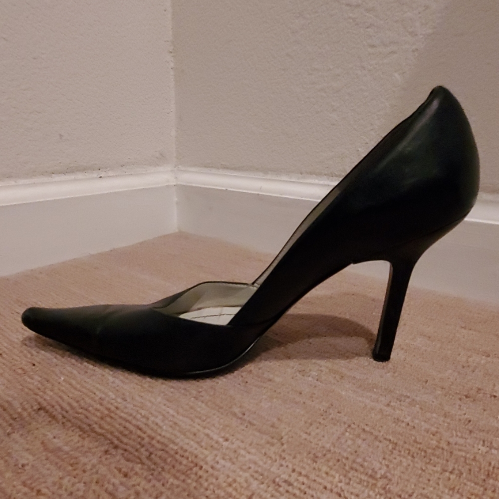 Low black pumps